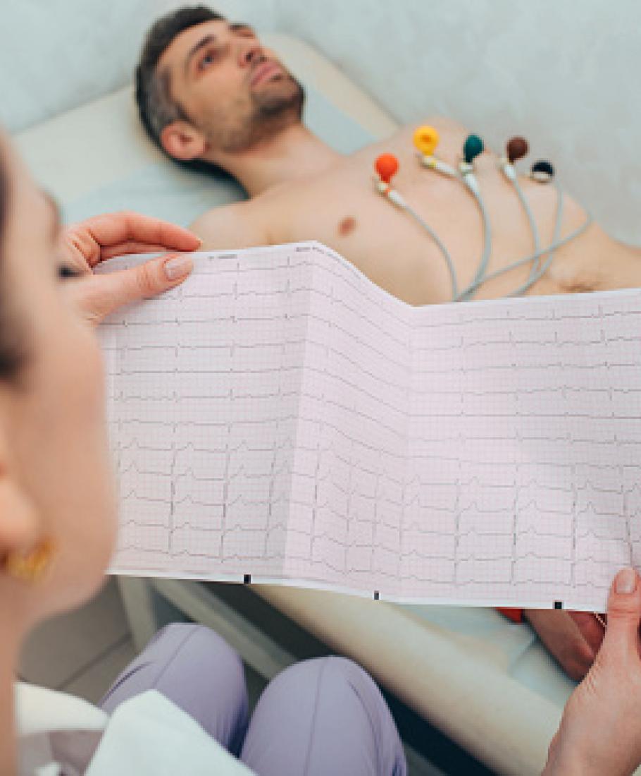 Herzfrequenz eines Patienten wird überwacht