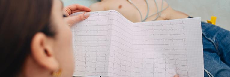 Herzfrequenz eines Patienten wird überwacht