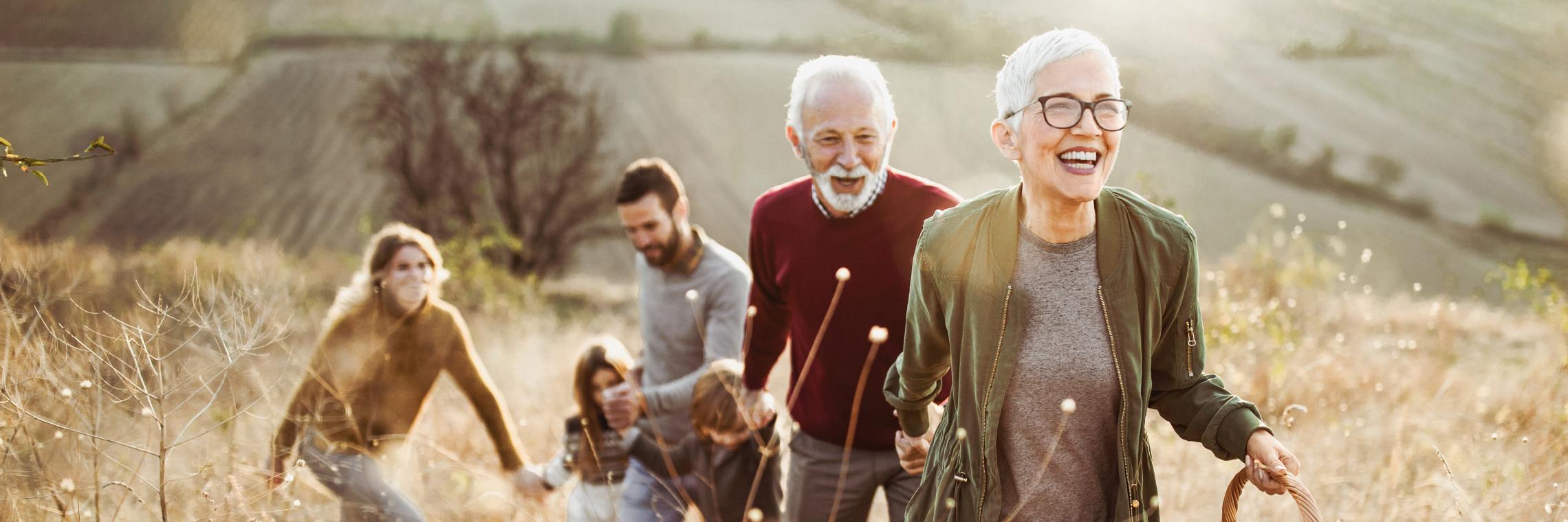 Familie mit mehreren Generationen beim Spaziergang